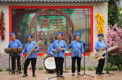 农村舞台惊艳表演视频,老少同台演绎，传承生活热情